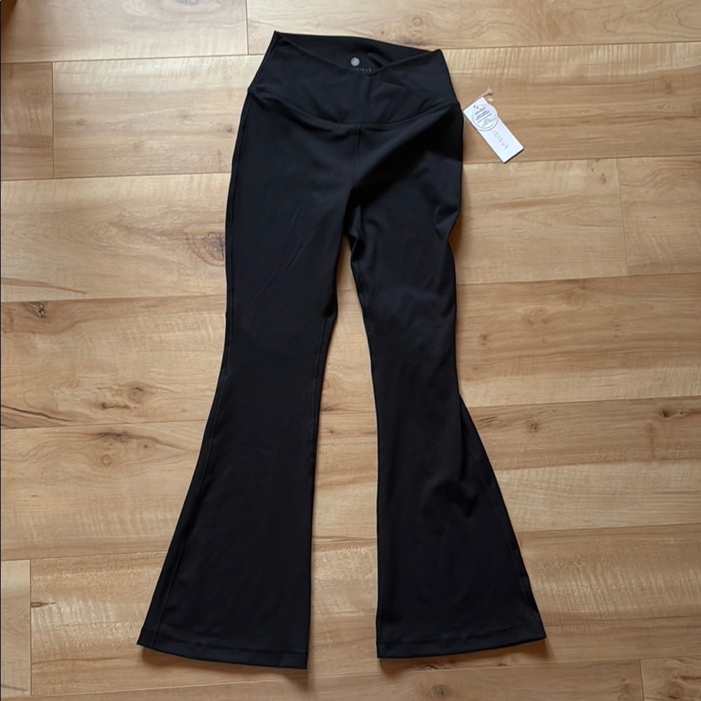 ✨NWT✨Yogalicious Lux Madison 7/8 Flare Pant, Size Medium